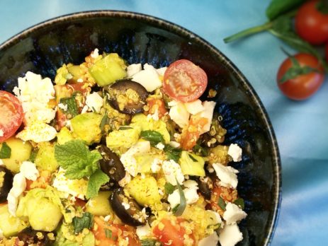 Salade grecque de quinoa au safran avec concombre, tomate, feta, olive et menthe