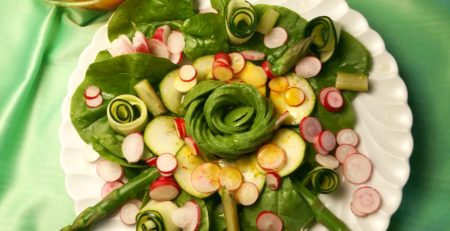 Salade de printemps avec asperges vertes, avocats, radis et sauce au safran