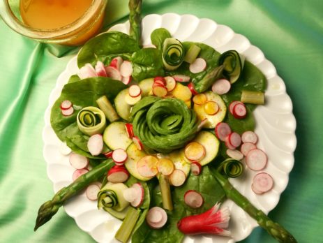 Salade de printemps avec asperges vertes, avocats, radis et sauce au safran