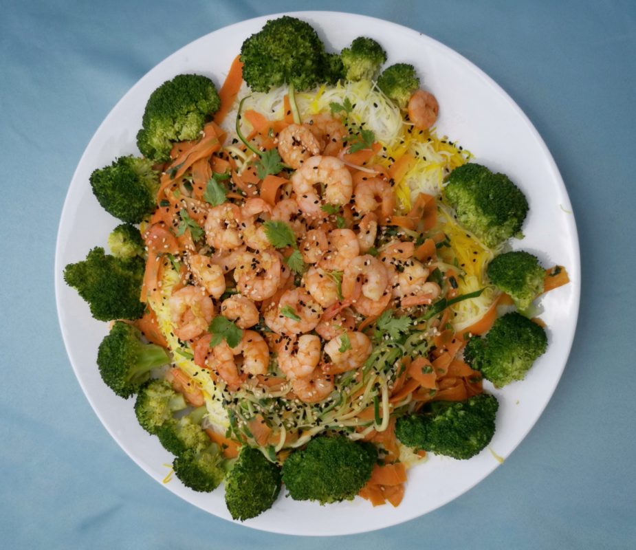 Vermicelles de riz au safran avec crevettes et petits légumes