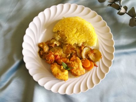 Poulet au safran et légumes avec riz safrané