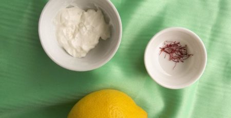 Gommage au yaourt citron et safran pour peaux grasses