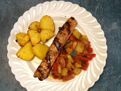 Saumon mariné au vinaigre balsamique au safran avec pommes de terre rôties et petits légumes