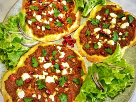 pizza turque au safran et viande d'agneau hachée