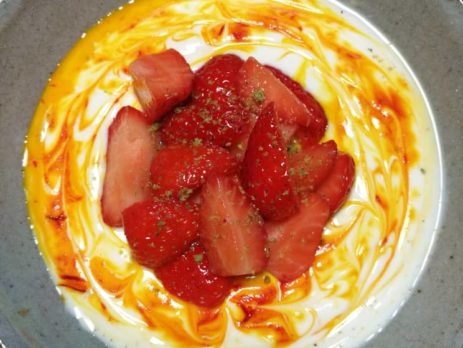 yaourt au safran et fraises fraîches