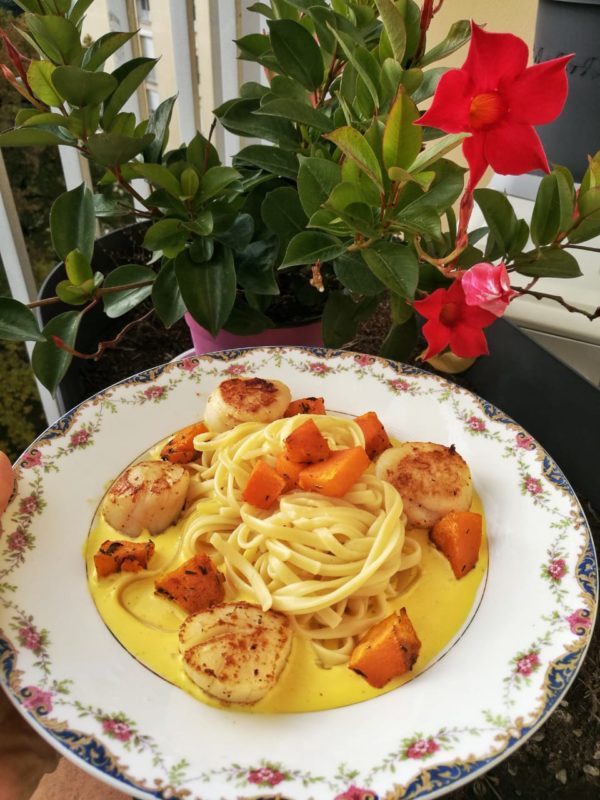 Coquilles Saint-Jacques sauce safranée, linguine et potimarron rôti