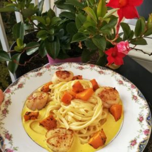 linguine, coquilles St Jacques, dés de potimarron roti et sauce crèmeuse au safran
