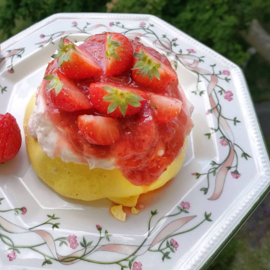 Pavlova safran et cardamome avec coulis fraise rhubarbe