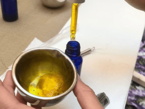 mélange gel aloe vera et safran dans un bol en inox