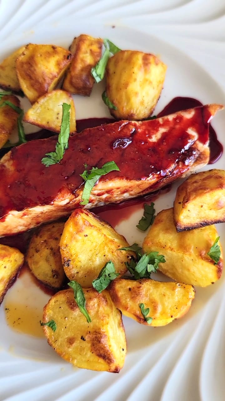 saumon avec un glaçage à l'hibiscus safran et orange